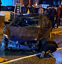 Milas'ta Gece Yarısı Ortalık Karıştı: Galeriye Daldı, Direğe Çarptı!