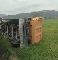 Milas'ta Korkutan Kaza: Kontrolden Çıkan Tır Tarlaya Devrildi