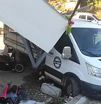 Milas'ta park halindeki kamyonet yokuş aşağı kaydı: Balkon yıkıldı, 2 motosiklet ve 1 bisiklet zarar gördü