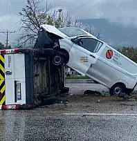 Milas'ta Yağışlı Havada Faciadan Dönüldü: Okul Taşıtı Yan Yattı, Kamyonet Üstüne Tırmandı 3 Kişi Yaralandı