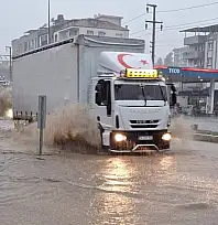 Milas'ta Yağmur Değil Altyapı Konuşuluyor: Sokaklar Nehre Döndü