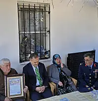 Şehit Emrah Kuran'ın Şehitlik Beratı Baba Ocağında Gözyaşlarıyla Takdim Edildi