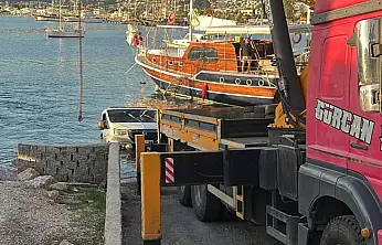 Bodrum'da Tekne İndirirken Kamyonet Denize Düştü