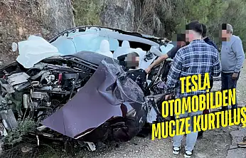 Bodrum Torba Yolunda Korkunç Kaza: Tesla ile Tır Kafa Kafaya Çarpıştı