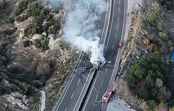 Demir Yüklü Tır Bariyerlere Çarpıp Alev Aldı