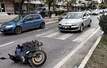 Halil Bey Bulvarı'nda Kaza: Yayaya Yol Vermek İsteyen Motosikletliye Otomobil Çarptı