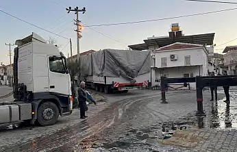Milas Ağaçlıhöyük'te Nakliye Kaosu: Seyyar Ev Taşıyan Tırlar Yolu Kilitledi