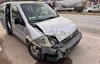 Milas Balçık Kavşağı'nda İki Kamyonet Çarpıştı: 1 Kişi Yaralandı