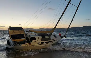 Milas Güllük Sahilinde Korku Dolu Anlar: Fırtına Yelkenliyi Karaya Sürükledi