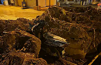 Milas'ın Orta Yerinde Köstebek Yuvası Gibi Bırakılan Yolda Feci Kaza