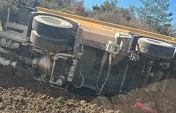 Milas Ören yolunda hafriyat kamyonu devrildi: 1 kişİ yaralandı