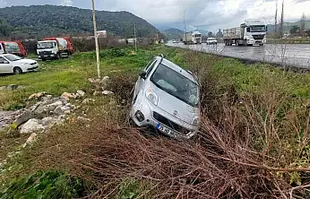 Milas Söke Yolunda Korkutan Kaza: Yağış Nedeniyle Şarampole Uçtu 1 Kişi yaralandı