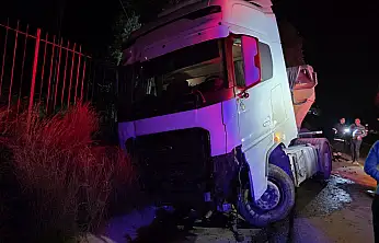 Milas Söke yolunda tır şarampole sürüklendi: Sürücü yaralandı