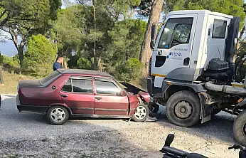 Milas'ta Beton Mikserine Çarpan Otomobilde 4 Kişi Yaralandı
