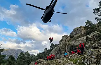 Milas'ta doğa yürüyüşünde yaralanan vatandaş, jandarma helikopteriyle kurtarıldı