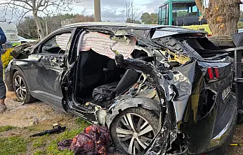 Milas'ta Feci Kaza: İş Makinesine Çarpan Araç Hurdaya Döndü 1'i Ağır 3 Kişi Yaralandı