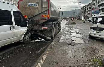 Milas'ta Hızını Alamayan Minibüs Önce Kamyonete Sonra Tankere Çarptı 1 Kişi Yaralandı