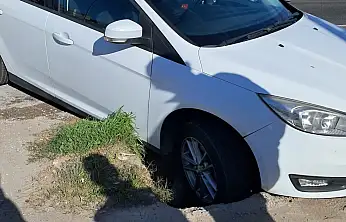 Milas'ta Kaza 'Geliyorum' Dedi: Otomobil Açık Bırakılan Çukura Düştü