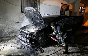 Milas'ta korku dolu anlar: Marşa bastı, otomobil alev topuna döndü