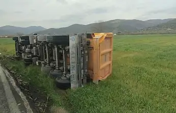 Milas'ta Korkutan Kaza: Kontrolden Çıkan Tır Tarlaya Devrildi