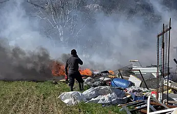 Milas'ta Korkutan Yangın: Hurdalık ve Dam Alevlere Teslim Oldu