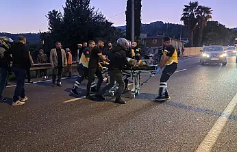 Milas'ta Motosiklet Yayaya Çarptı: İki Kişi Yaralandı