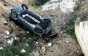 Milas'ta Sabah Saatlerinde İki Araç Çarpıştı: Takla Atan Araç Kanala Uçtu, 1 Yaralı