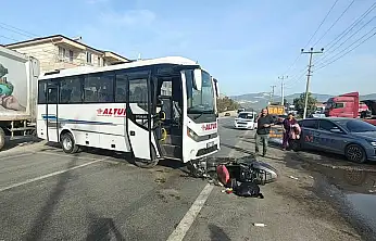 Milas'ta Servis Aracı ile Motosiklet Çarpıştı: Biri Ağır İki Yaralı