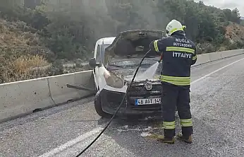 Milas'ta Seyir Halindeki Araçta Yangın: İtfaiye Müdahalesiyle Büyümeden Söndürüldü