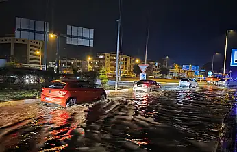 Milas'ta Şiddetli Yağış ve Fırtına Hayatı Felç Etti