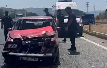 Milas'ta Süt Tankerine Çarpan Otomobilin Sürücüsü Yaralandı