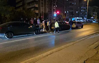 Milas'ta Trafik Işıkları Karışınca Üç Araç Birbirine Girdi 1 Kişi Yaralandı