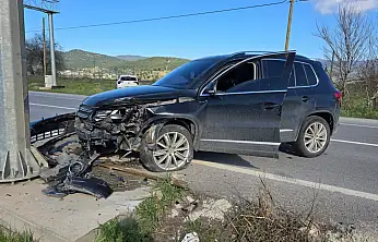 Milas'ta Trafik Kazası: Tabelaya Çarpan Otomobilin Sürücüsü Yaralandı