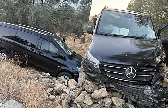 Milas'ta VIP Minibüs Kaza Yaptı: Sürücü Yaralandı