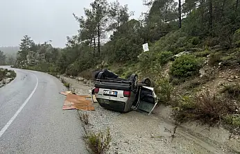 Milas'ta Yağış Kazaya Neden Oldu: Otomobil Takla Attı 2 Kişi Yaralandı