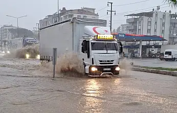 Milas'ta Yağmur Değil Altyapı Konuşuluyor: Sokaklar Nehre Döndü