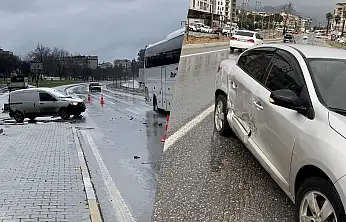 Milas'ta yola aniden çıkan araç kazaya neden oldu 1 kişi yaralandı