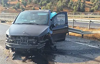 Minibüsün Tekerleği Seyir Halinde Çıktı, Facia Kıl Payı Atlatıldı