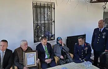 Şehit Emrah Kuran'ın Şehitlik Beratı Baba Ocağında Gözyaşlarıyla Takdim Edildi