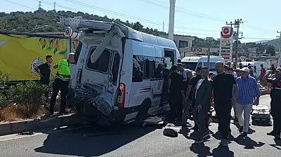 Milas Bodrum Karayolu'nda can pazarı: TIR yolcu minibüsüne çarptı, 1 ölü 11 yaralı