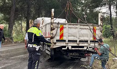 Aşırı Yağış Kazaya Neden Oldu: Milas Ören Yolu Kapandı