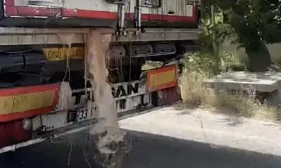 İğrenç Görüntü Kamerada: Seyir Halindeyken Yola Atık Döküldü!