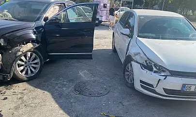 Kuvayi Milliye Caddesi'nde iki araç çarpıştı