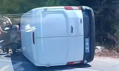 Milas Bodrum Yolunda Kaza: Kamyonet Virajı Alamayıp Devrildi 2 Yaralı