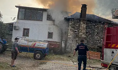 Milas'ın Ören Mahallesi'nde Ev Yangını: İki Ev Kullanılamaz Hale Geldi