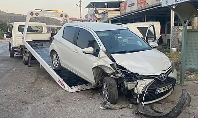 Milas'ta Feci Kaza: Kamyonet Otomobile Çarptı Sürüklenen Otomobil Otobüs Durağına Girdi