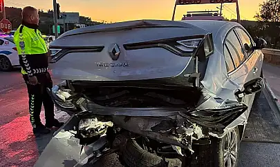 Milas'ta feci kaza: Kırmızı ışıkta bekleyen otomobile arkadan çarptı bir kişi yaralandı