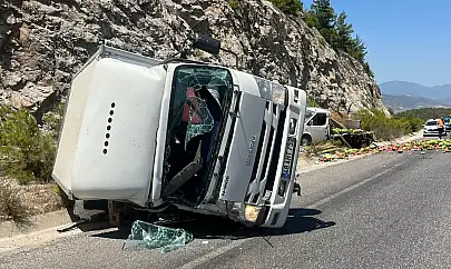 Milas'ta Karpuz Yüklü Kamyonetle Kapalı Kasa Araç Çarpıştı: 2 Yaralı
