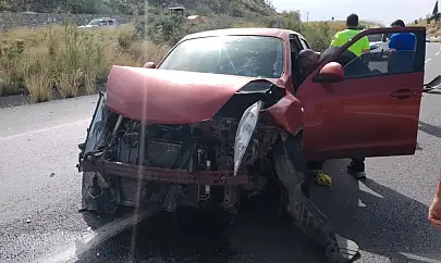 Milas'ta kontrolden çıkan araç bariyerlere saplandı