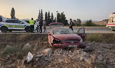 Milas'ta kontrolden çıkan araç şarampole savruldu: 2 kişi yaralandı